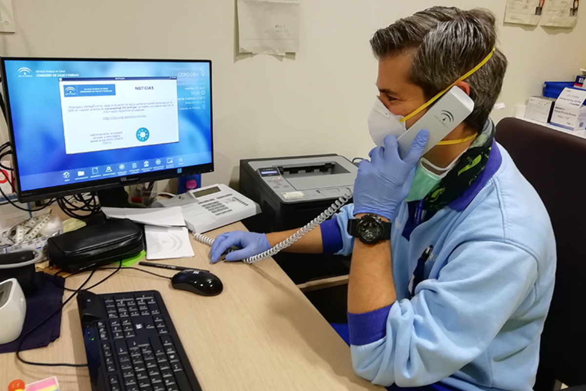 Un enfermero atiende una consulta telefónica en un centro de salud (Foto: Junta de Andaluca)